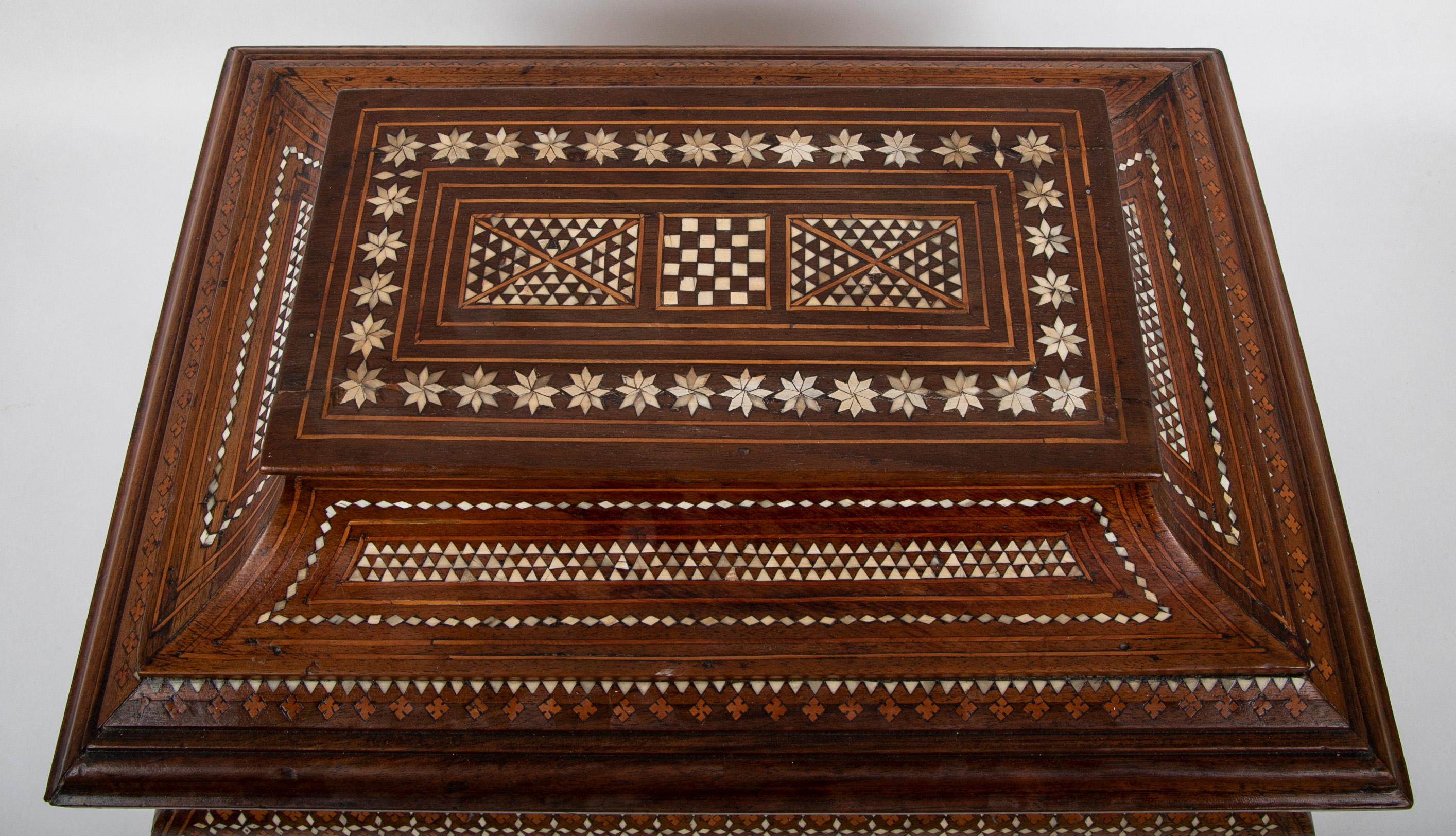 Anglo-Indian Hardwood Casket with Bone Inlay For Sale 1
