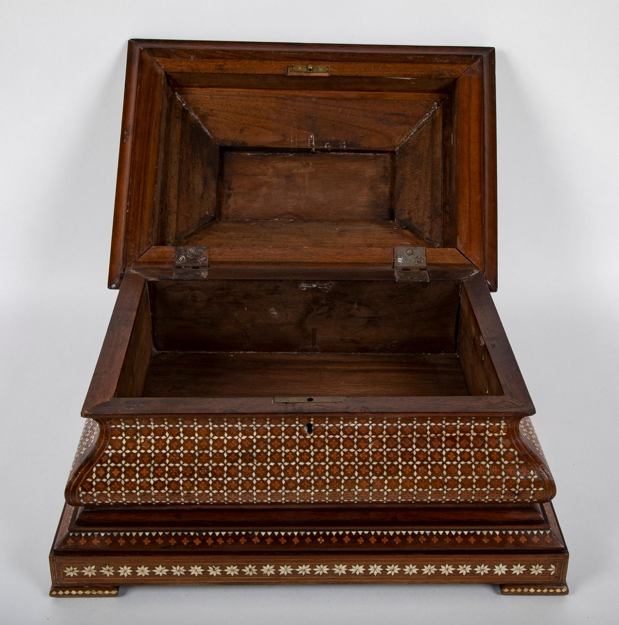 Anglo-Indian Hardwood Casket with Bone Inlay For Sale 3