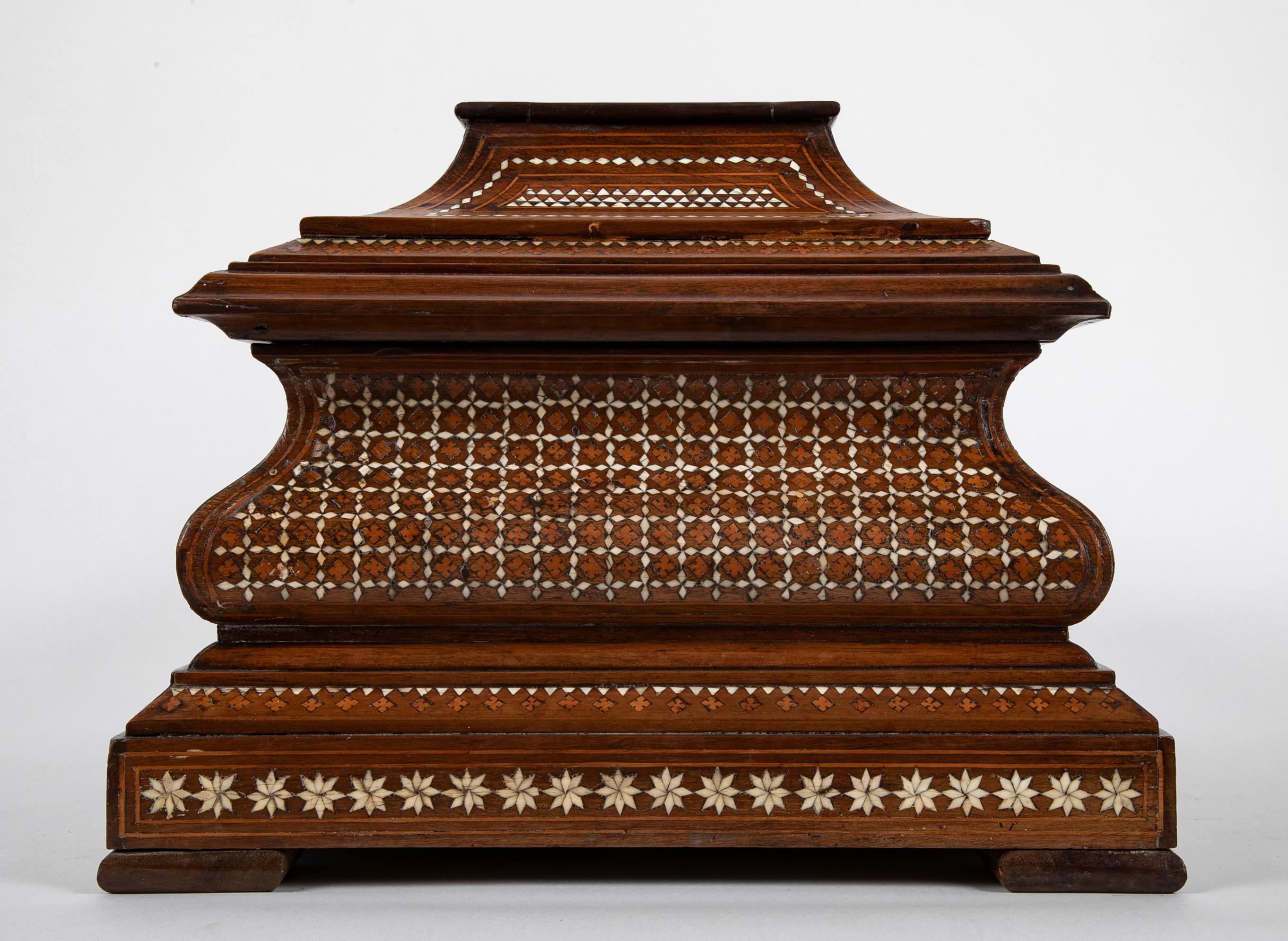 Anglo-Indian Hardwood Casket with Bone Inlay For Sale 5