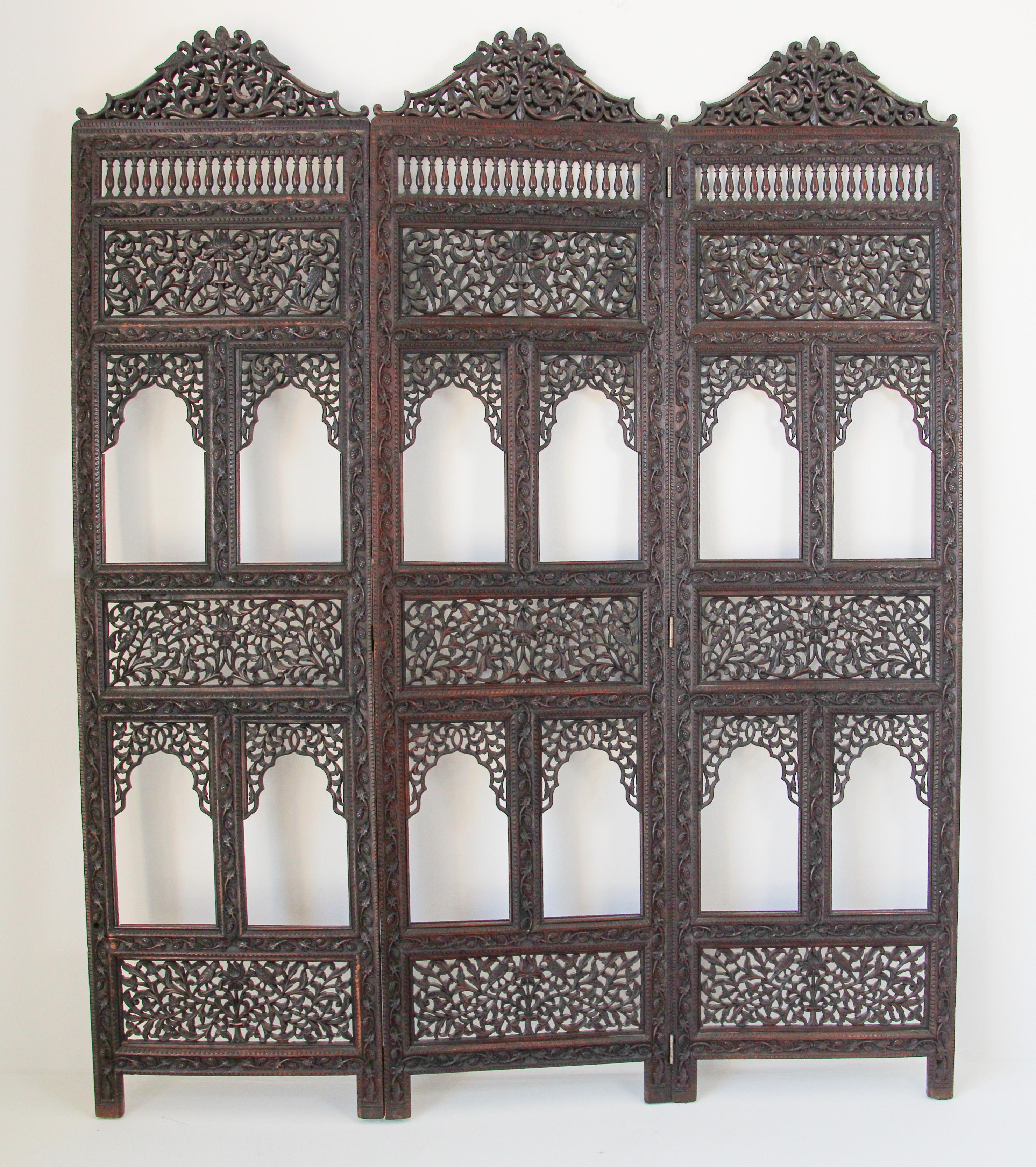 Anglo-Indian Mughal Hardwood Three-Panel Screen For Sale 6