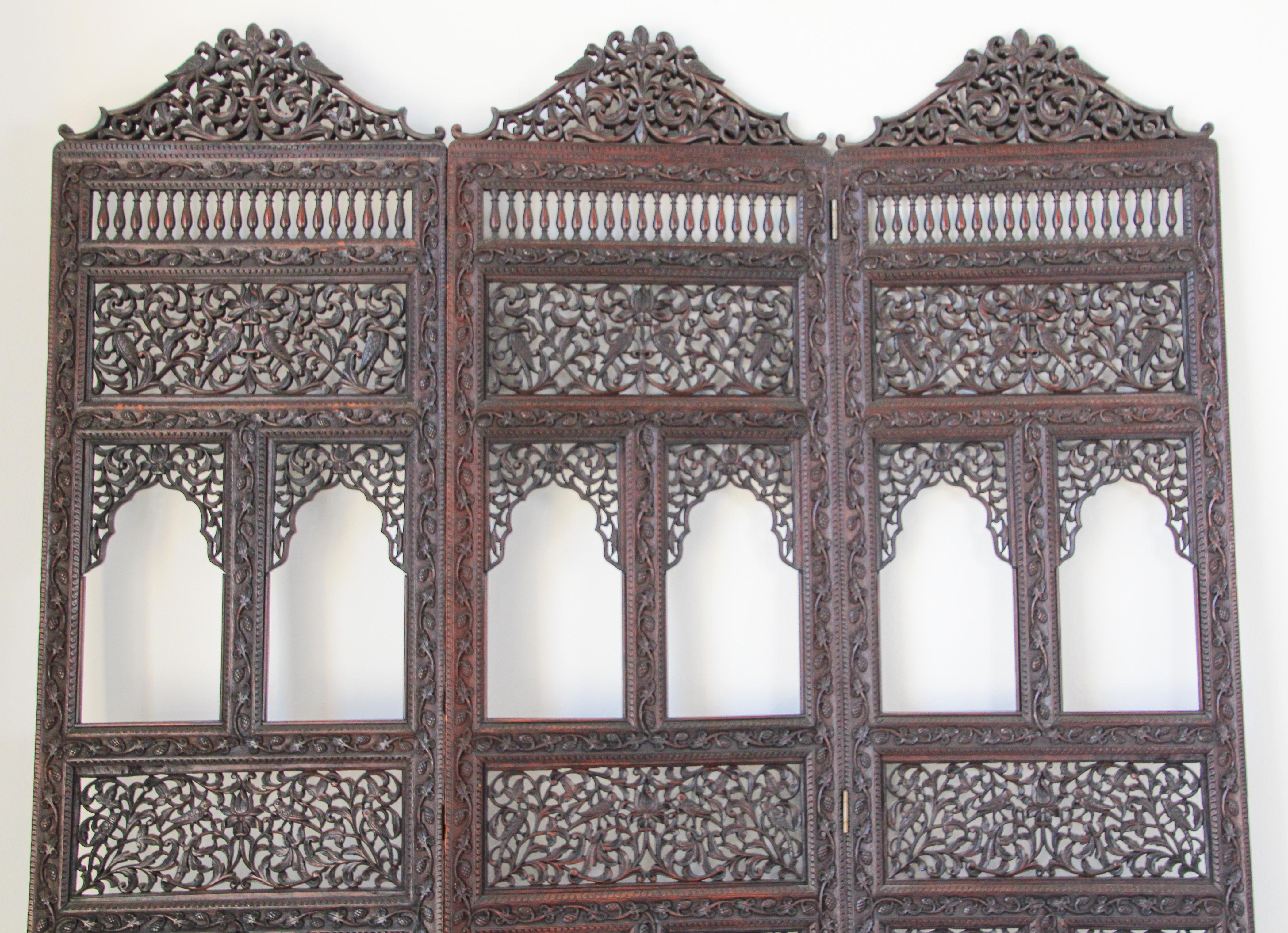 Anglo-Indian Mughal Hardwood Three-Panel Screen For Sale 7