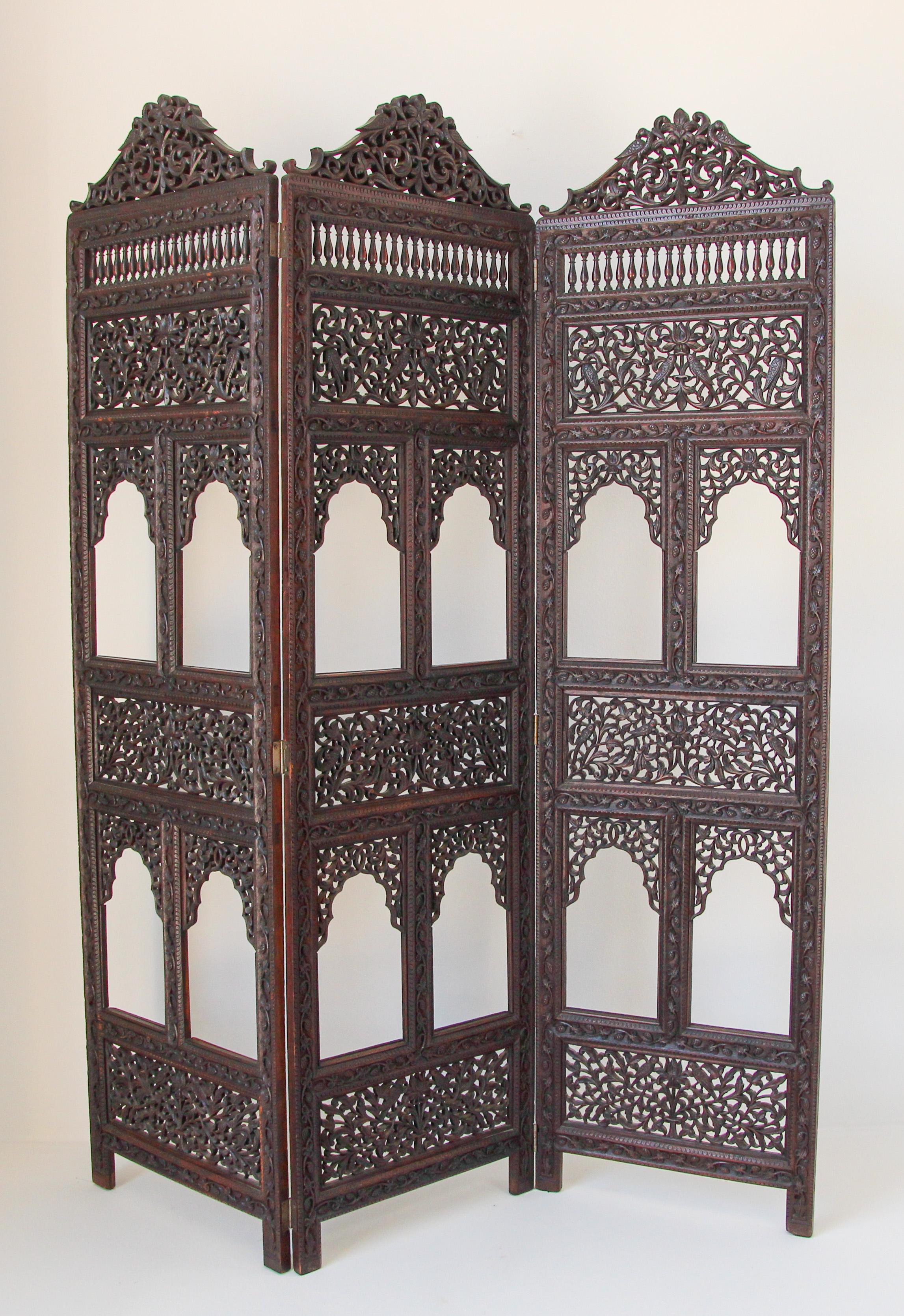 Anglo-Indian Mughal Hardwood Three-Panel Screen For Sale 8