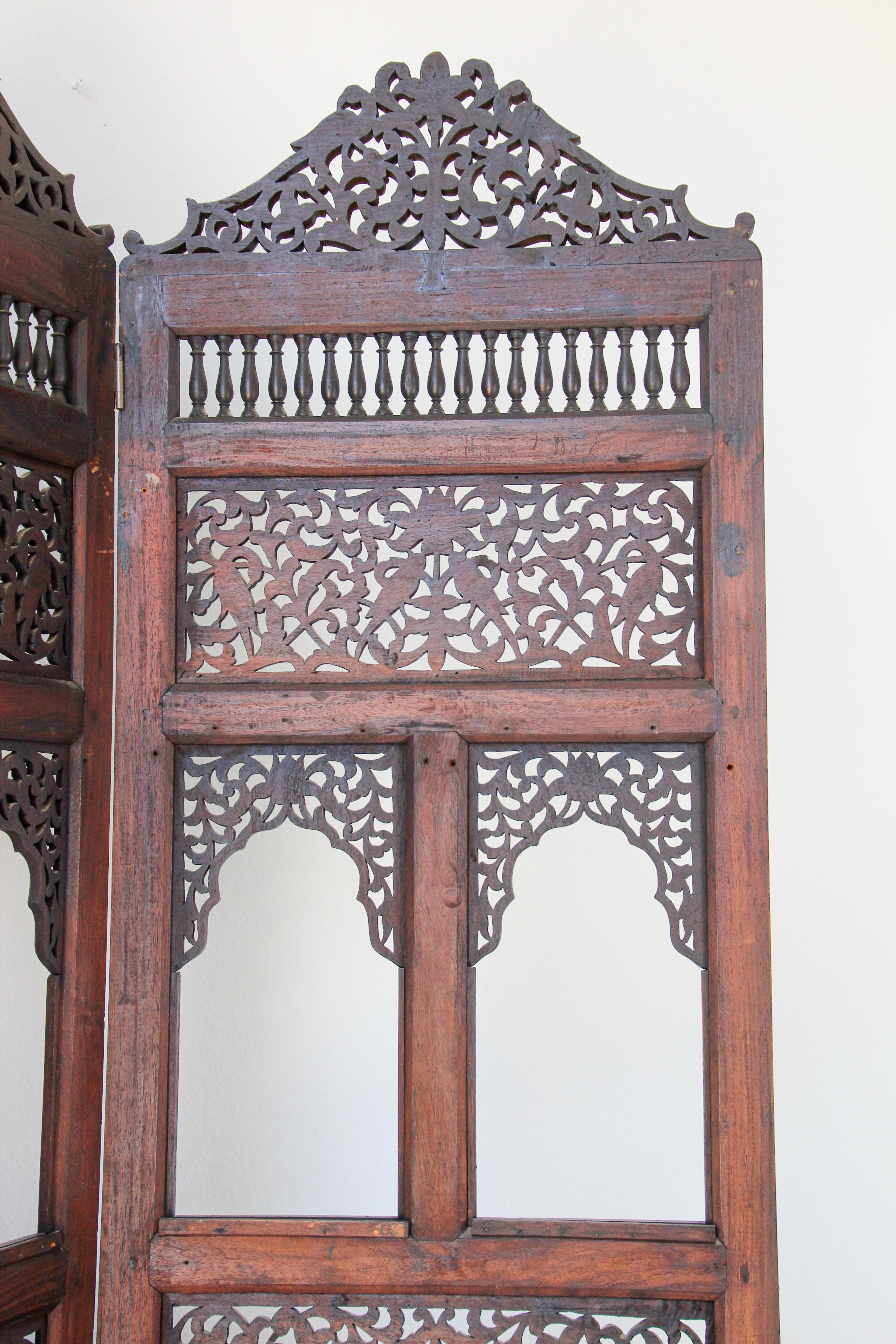 Anglo-Indian Mughal Hardwood Three-Panel Screen For Sale 9