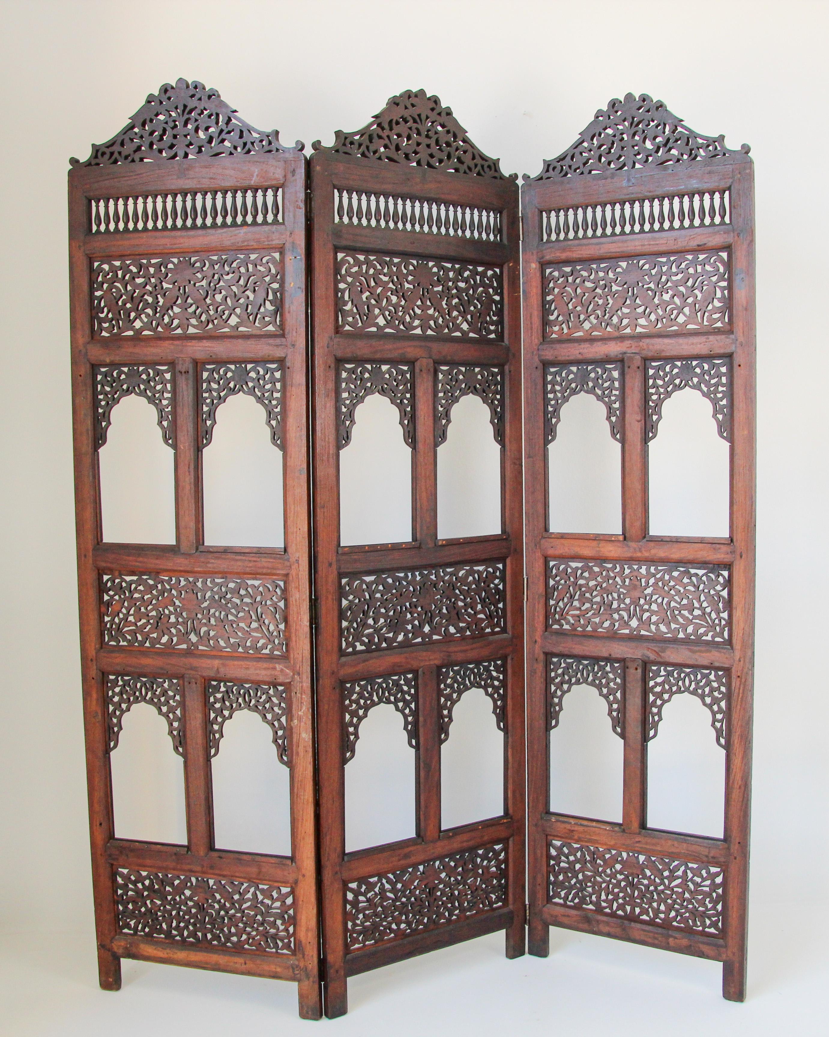 Anglo-Indian Mughal Hardwood Three-Panel Screen For Sale 10
