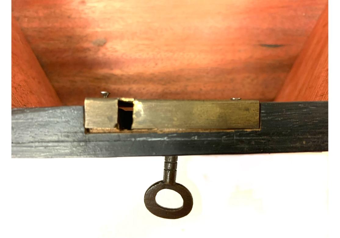 Sechseckige Kiste mit Stachelschweinkiel- und Knocheneinlagen aus dunklem Hartholz und Einlegearbeiten aus Knochen, die die Tafeln mit Stachelschweinkielen einrahmen. Der Deckel lässt sich öffnen und gibt den Blick frei auf eine mit Stoff und