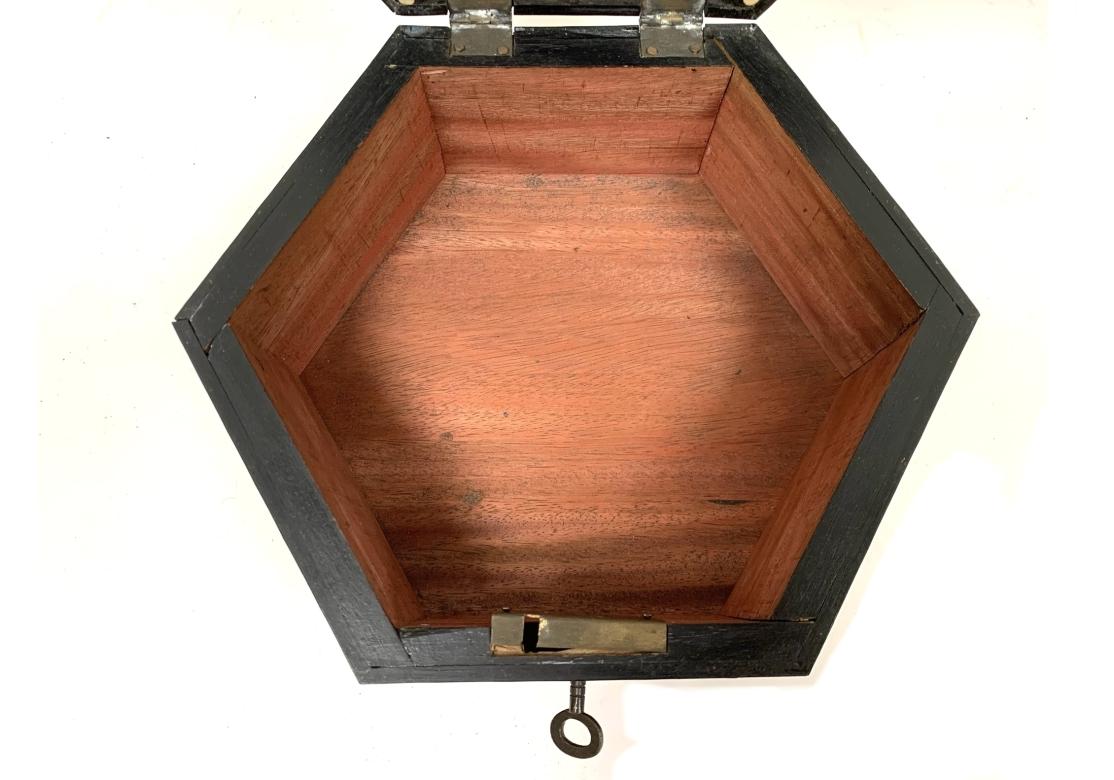 Anglo Indian Hexagonal Porcupine Quill & Bone Inlaid Box für die Wiederherstellung (Anglo-indisch) im Angebot