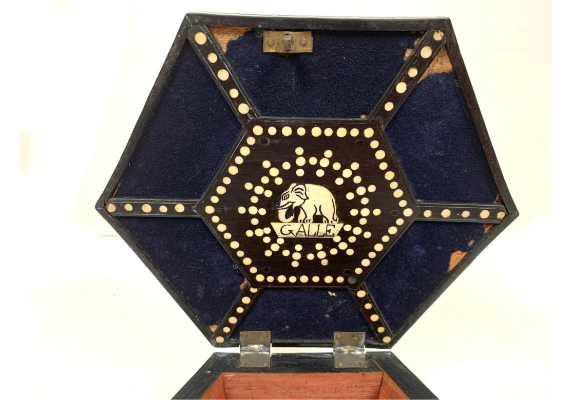 Anglo Indian Hexagonal Porcupine Quill & Bone Inlaid Box für die Wiederherstellung im Zustand „Starke Gebrauchsspuren“ im Angebot in Bridgeport, CT