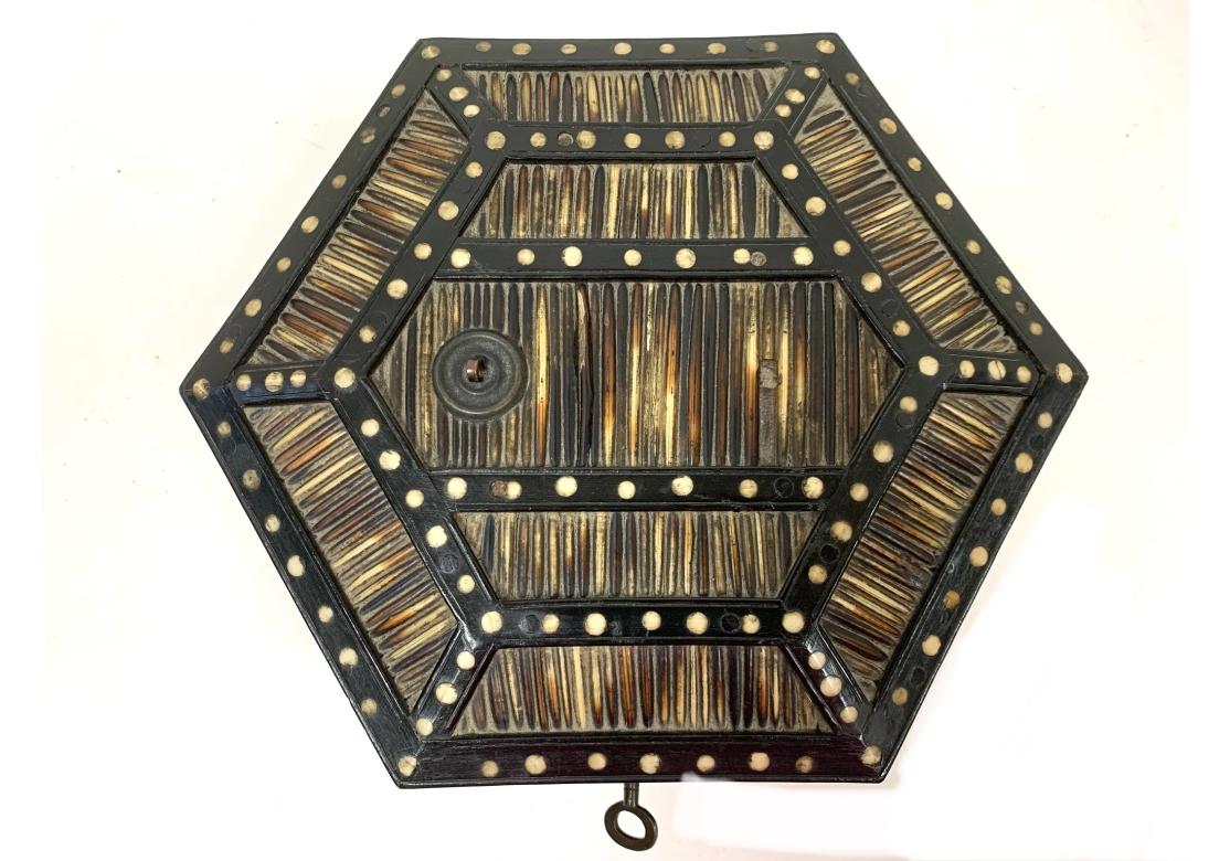 Anglo Indian Hexagonal Porcupine Quill & Bone Inlaid Box für die Wiederherstellung im Angebot 2