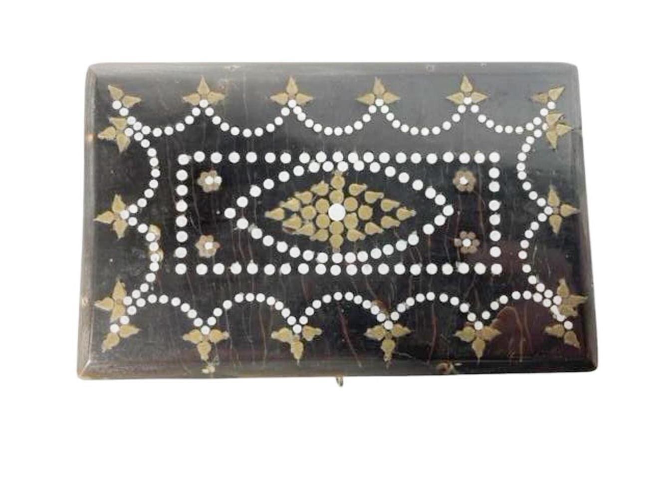 Indien Boîte en corne anglo-indienne avec motifs floraux en métal incrusté, reposant sur des pieds tournés en vente