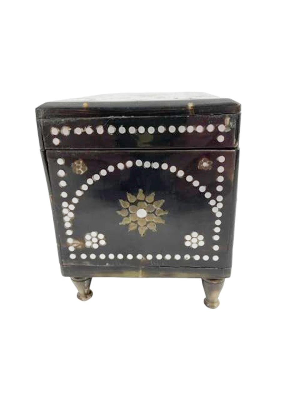 XIXe siècle Boîte en corne anglo-indienne avec motifs floraux en métal incrusté, reposant sur des pieds tournés en vente