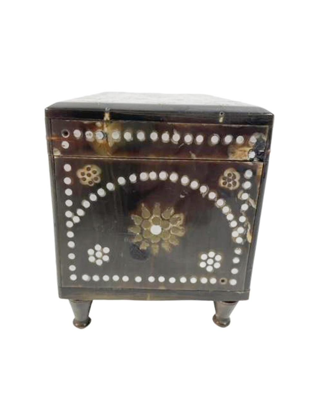 Laiton Boîte en corne anglo-indienne avec motifs floraux en métal incrusté, reposant sur des pieds tournés en vente