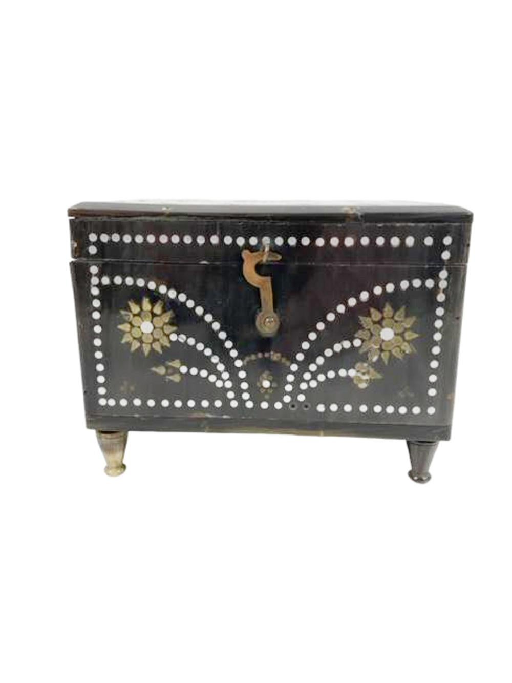 Boîte en corne anglo-indienne avec motifs floraux en métal incrusté, reposant sur des pieds tournés en vente 2