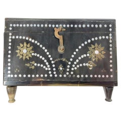 Boîte en corne anglo-indienne avec motifs floraux en métal incrusté, reposant sur des pieds tournés