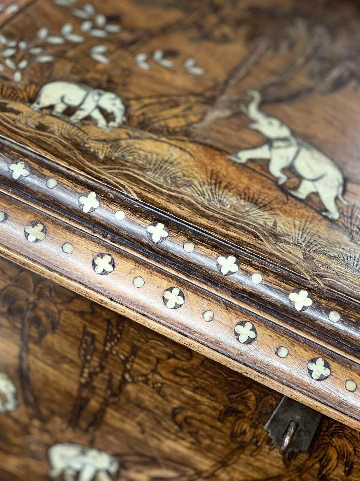 Anglo-Indian Inlaid Elephant Motif Box In Good Condition For Sale In Los Angeles, CA