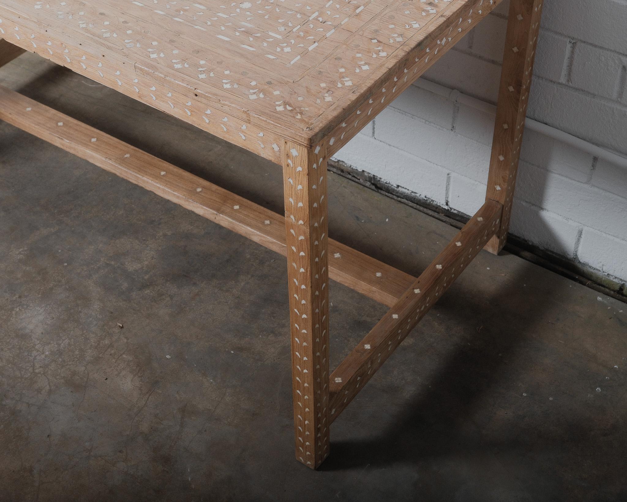 Mesa angloindia con incrustaciones Indio