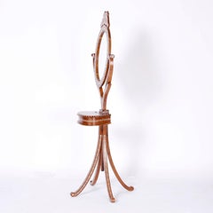 Espejo de tocador o chevelle angloindio con incrustaciones sobre peana