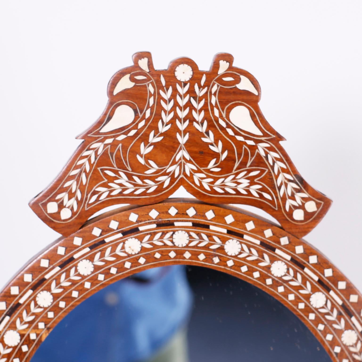 Indien Miroir de courtoisie ou de chevelure sur Stand en marqueterie anglo-indienne en vente