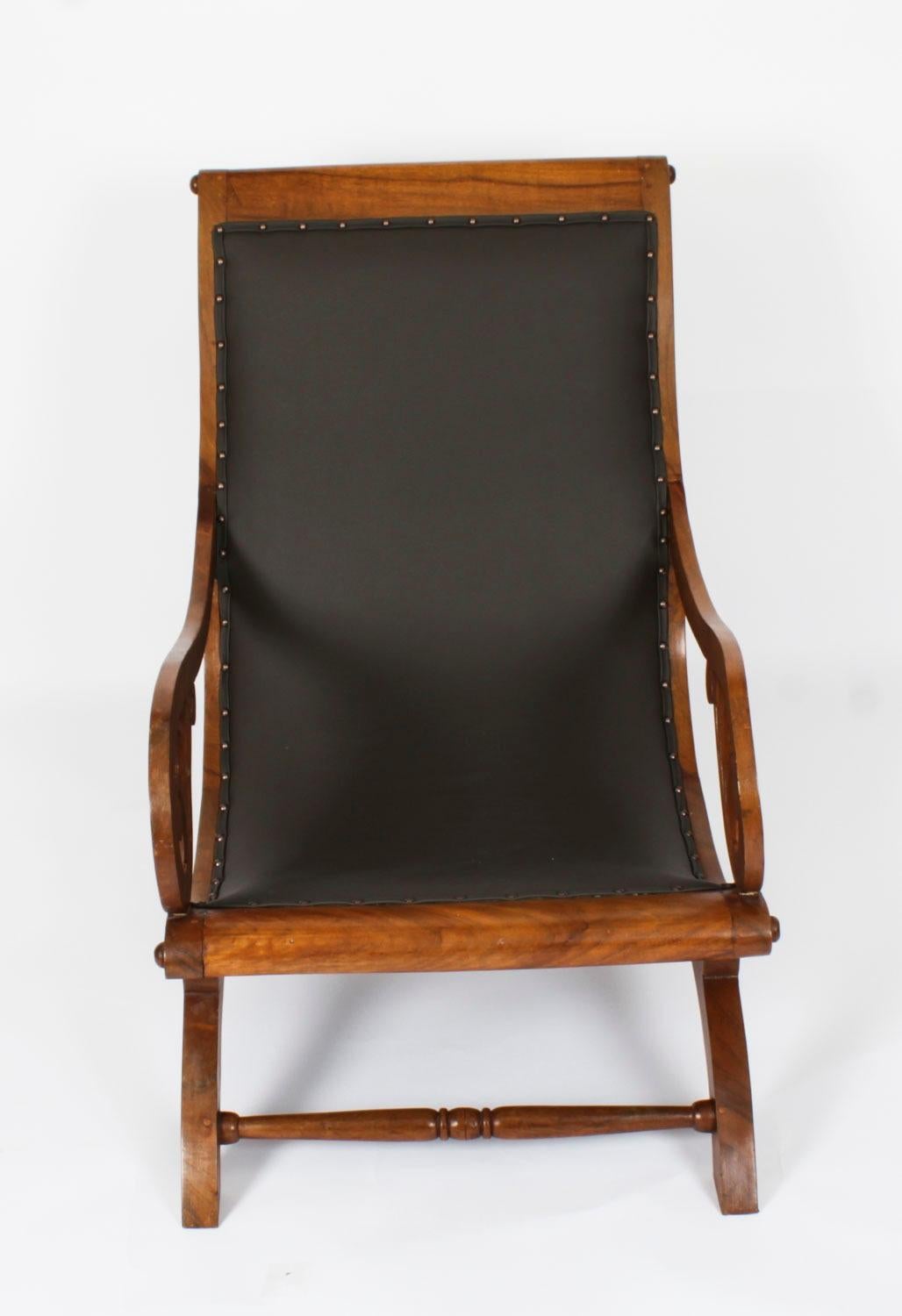 Ein hervorragender anglo-indischer Pflanzensessel aus Teakholz, CIRCA 1890.

Handgefertigt aus Teakholz mit eleganter Form wurde er mit grauem Leder und Messingnieten neu gepolstert. Der Stuhl ist mit einer Zapfenkonstruktion versehen und verfügt
