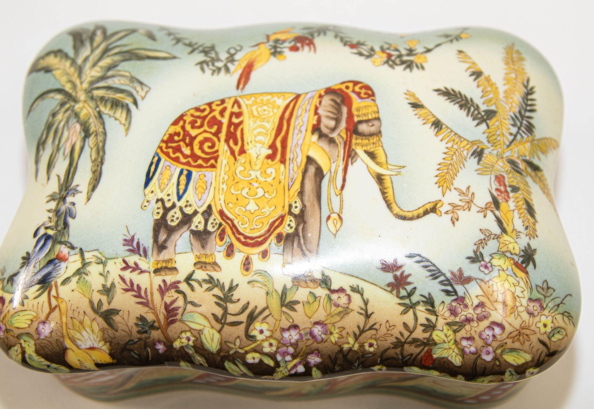 Anglo Indian Lidded Porcelain Box with Elephant Scene 7
