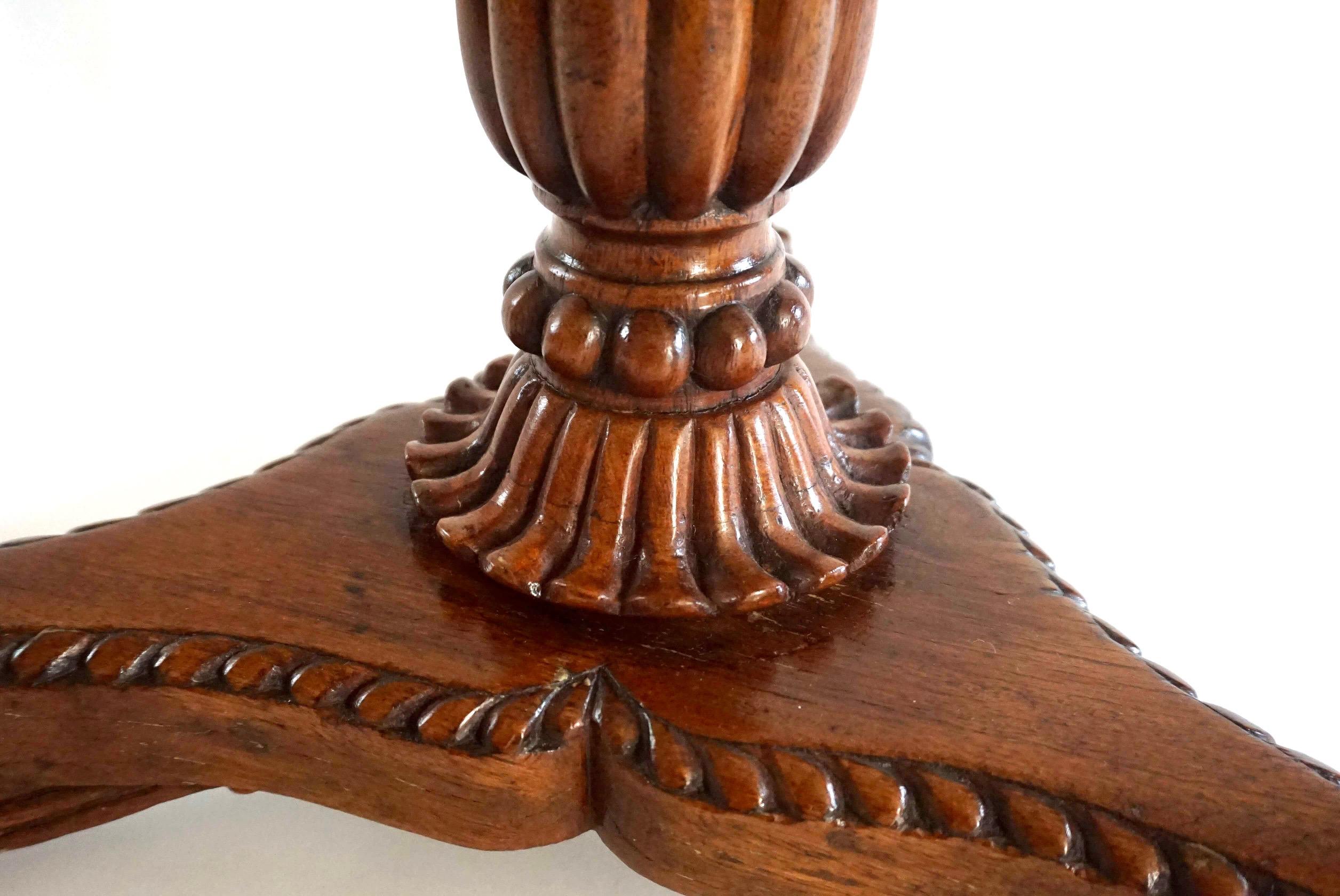 Acajou Table d'appoint ou Stand à piédestal à plateau basculant en acajou anglo-indien, vers 1835 en vente