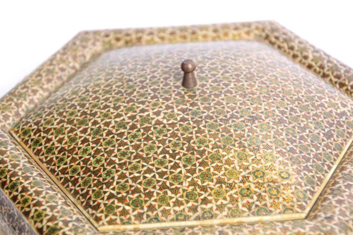 Boîte à bijoux de style anglo-indien mauresque avec couvercle et incrustation de micro-mosaïques.
Boîte anglo-indienne à incrustation complexe de motifs floraux et géométriques mauresques Sadeli dans une forme octogonale avec une marqueterie de