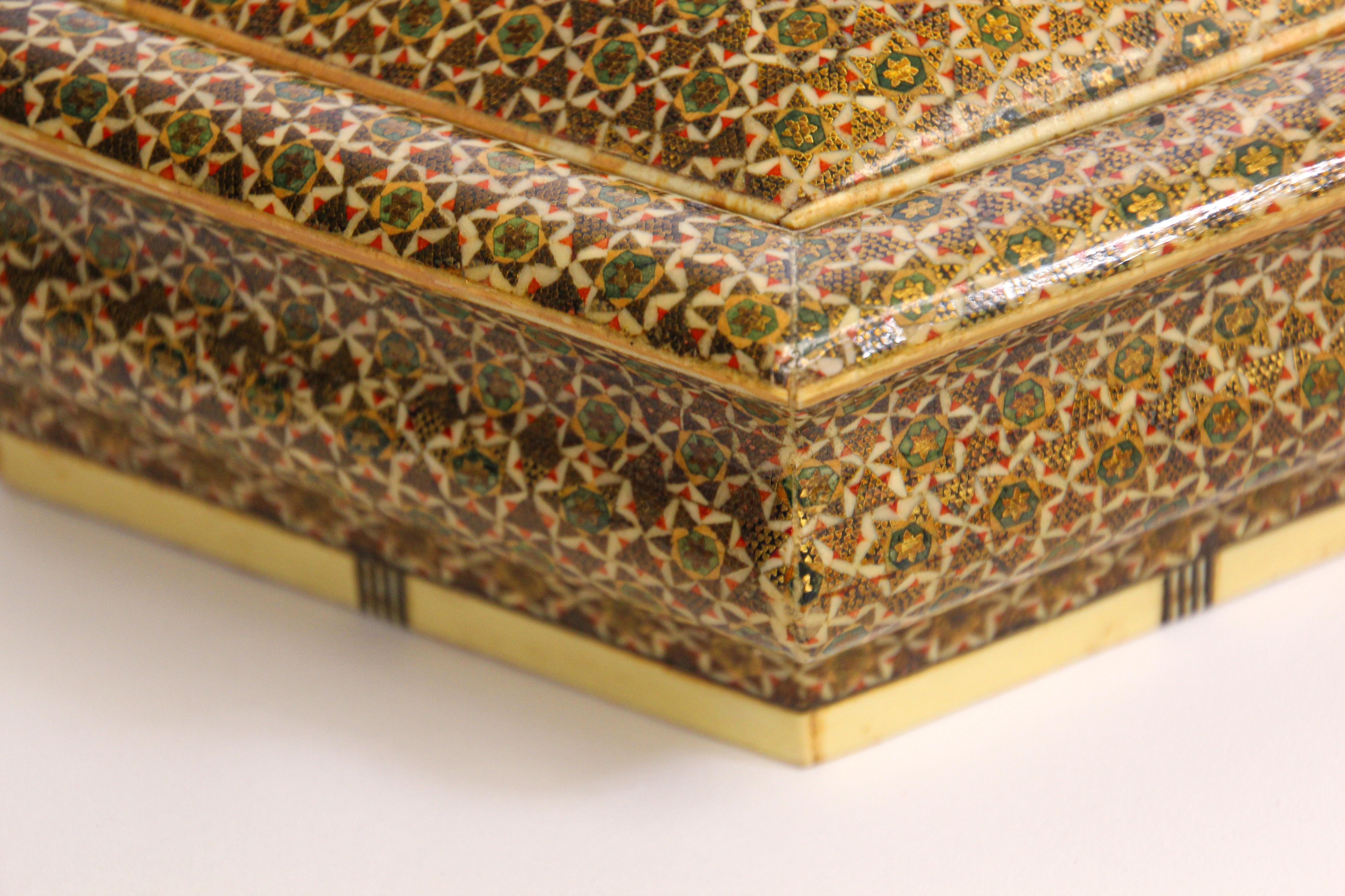 Anglo Indian Micro Sadeli Mosaic Inlaid Box In Good Condition In North Hollywood, CA