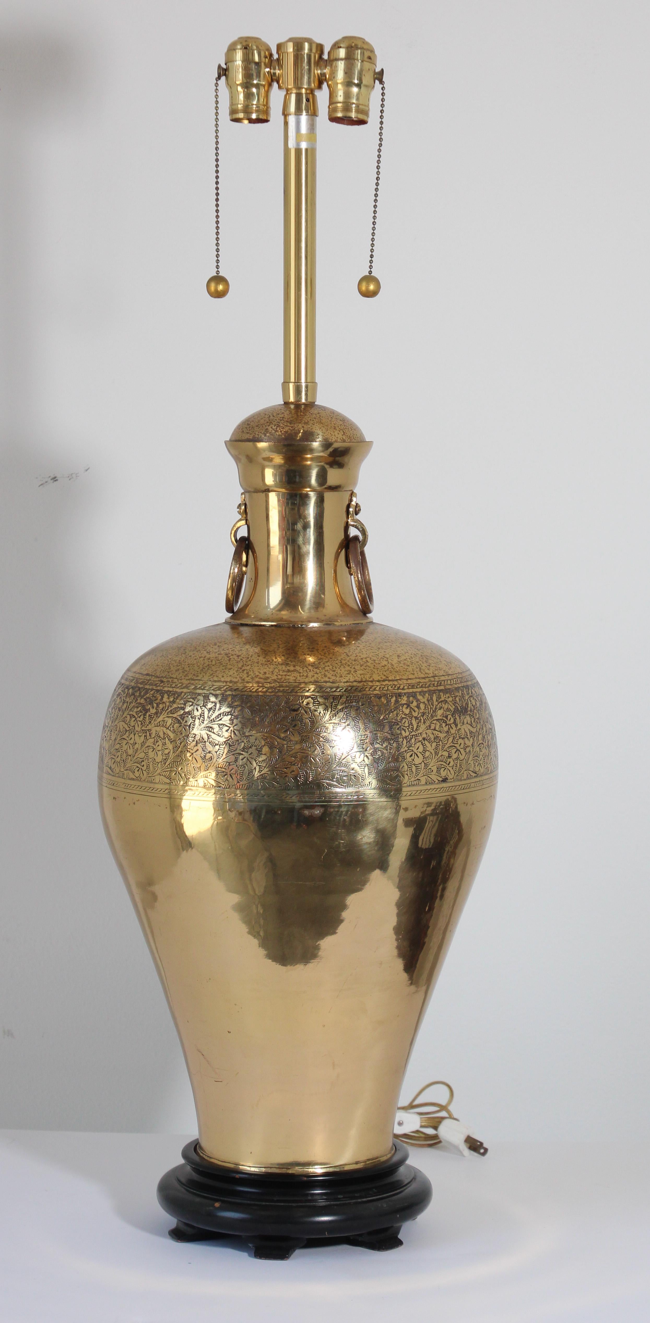 de Frederick Cooper Gran lámpara de sobremesa de latón morisco angloindio, finamente repujada con diseños florales cincelados, asentada sobre una base lacada en negro ebonizado.
Elegante e intrincada urna de latón grabado a mano del sur de Asia de