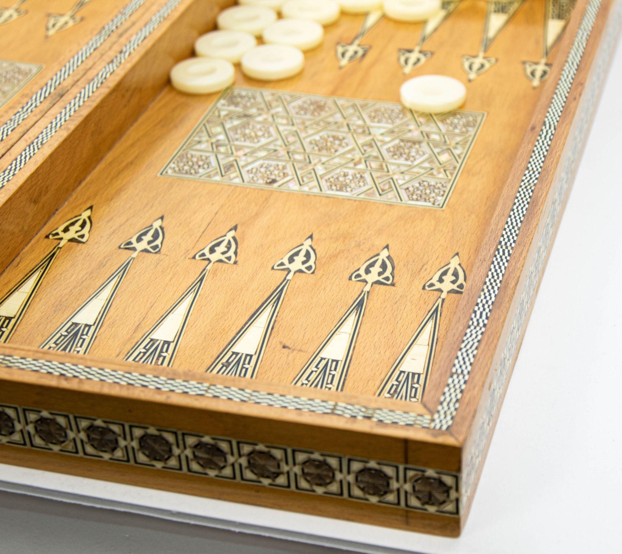 Scatola anglo-indiana in madreperla per Backgammon, Scacchi e Dama con pezzi di gioco 3