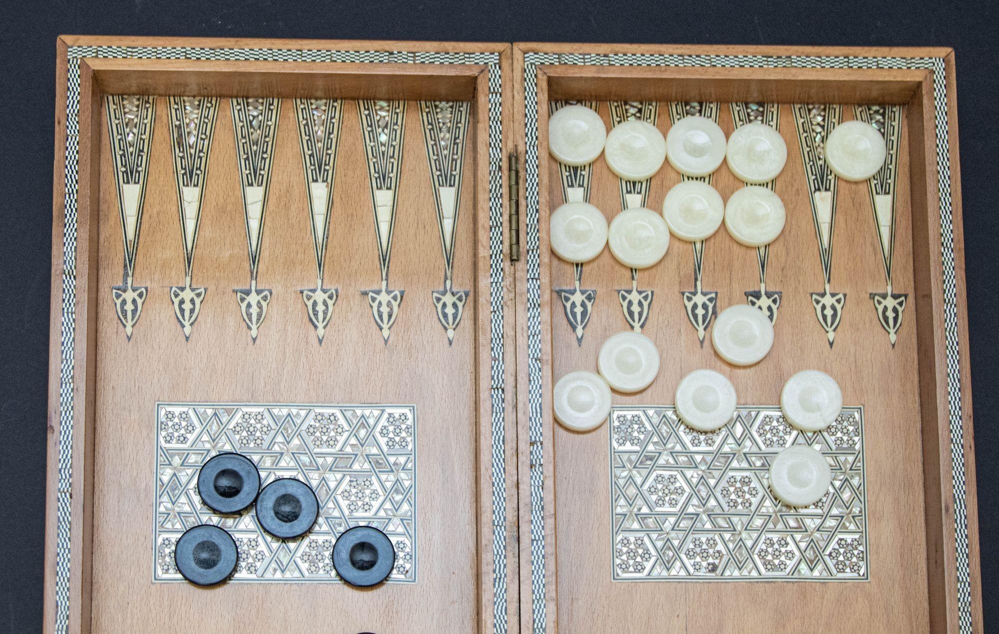 Scatola anglo-indiana in madreperla per Backgammon, Scacchi e Dama con pezzi di gioco 8