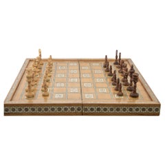 Angloindische Perlmutt-Backgammon-, Schach- und Damespielschachtel mit Spielsteinen