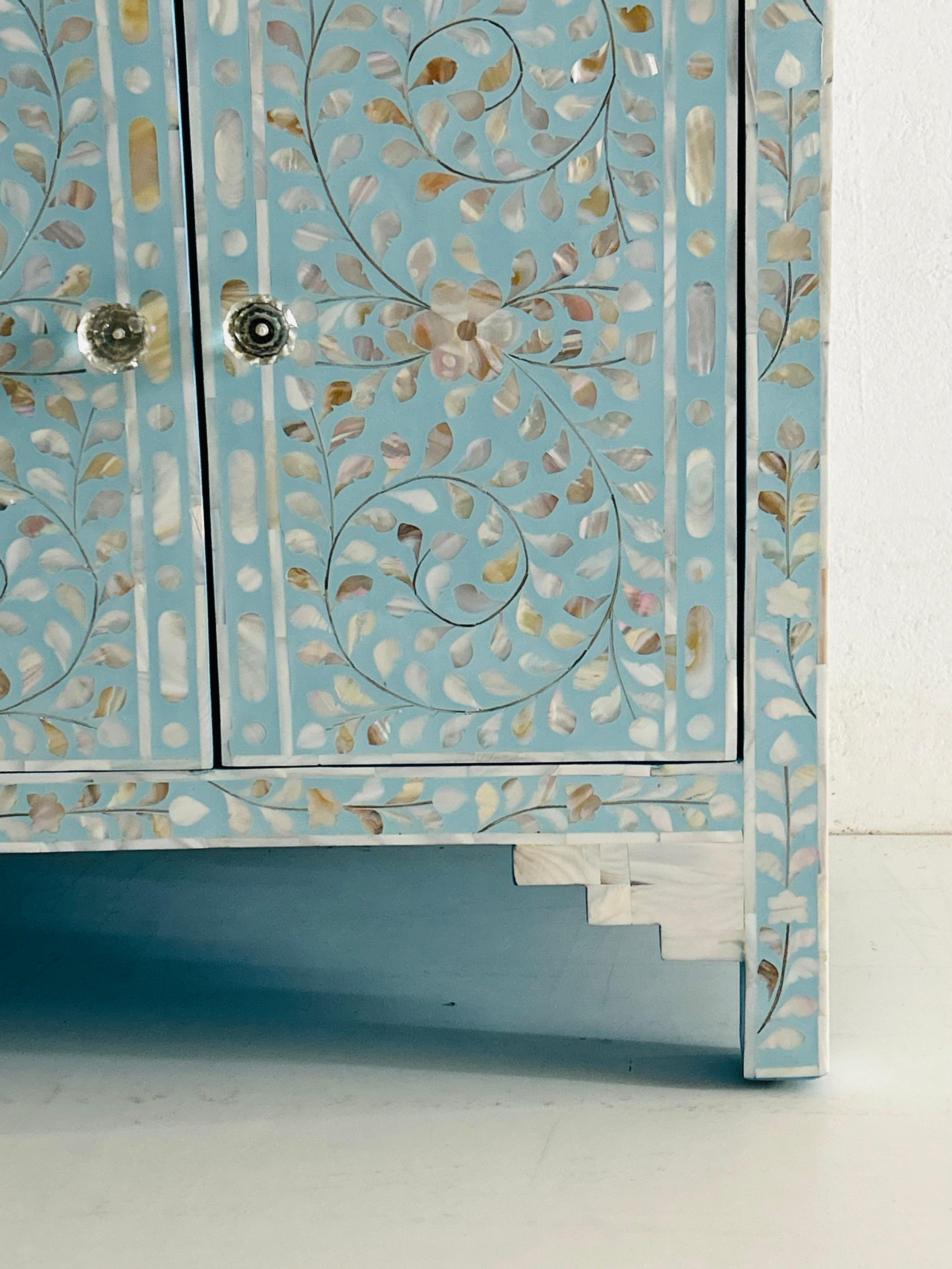 Anglo-indischer Perlmutt-Buffetschrank, Sideboards (Böhmisch) im Angebot
