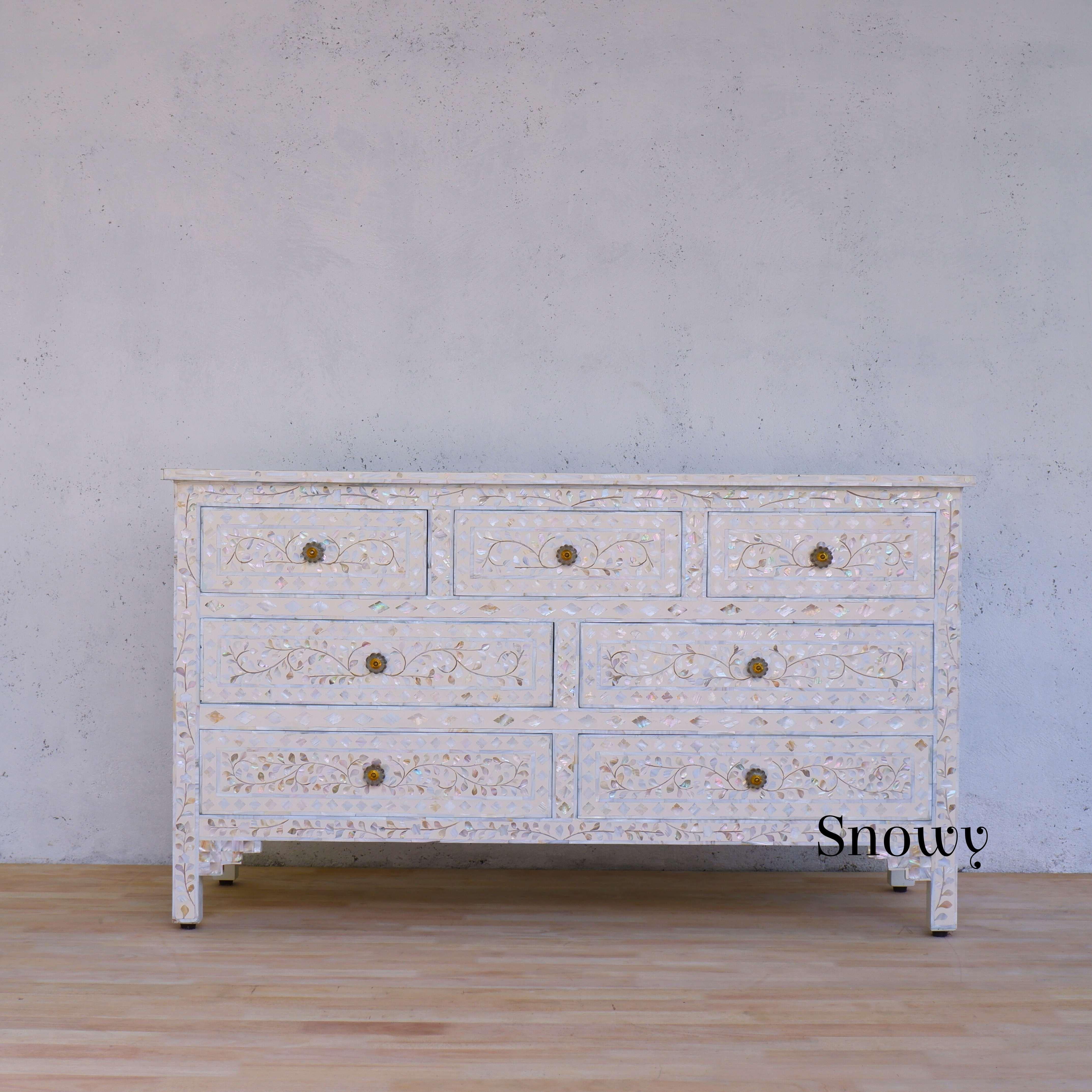 Eleva la tua casa con la squisita cassettiera a sette cassetti con intarsio in madreperla bianca di Artisanal, un complemento d'arredo che fonde perfettamente l'artigianato senza tempo con la raffinatezza moderna.

Ornato da intricati motivi di