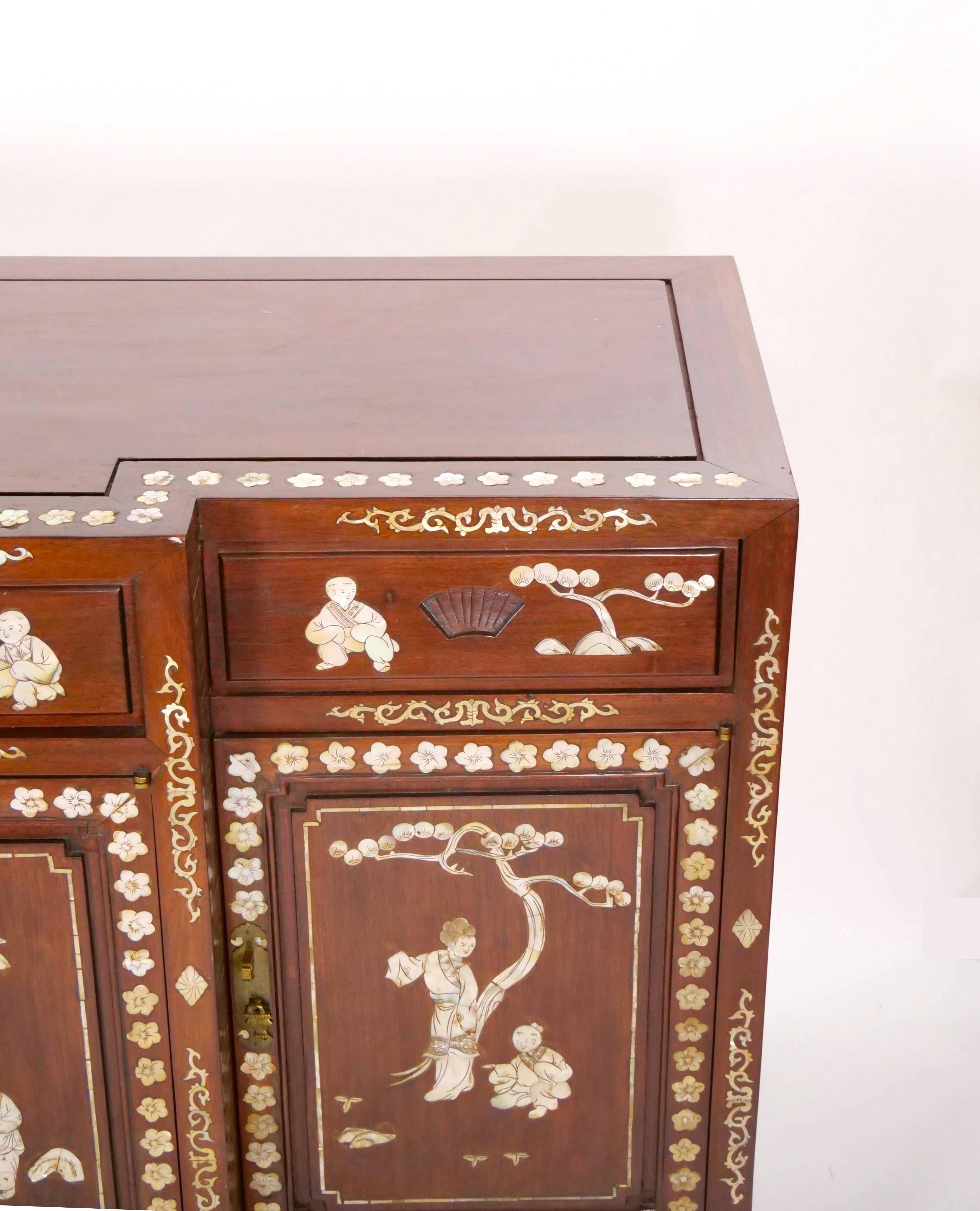 Anglo-Indian Mother-of-pearl Inlaid Bookcase / Display Cabinet  For Sale 4