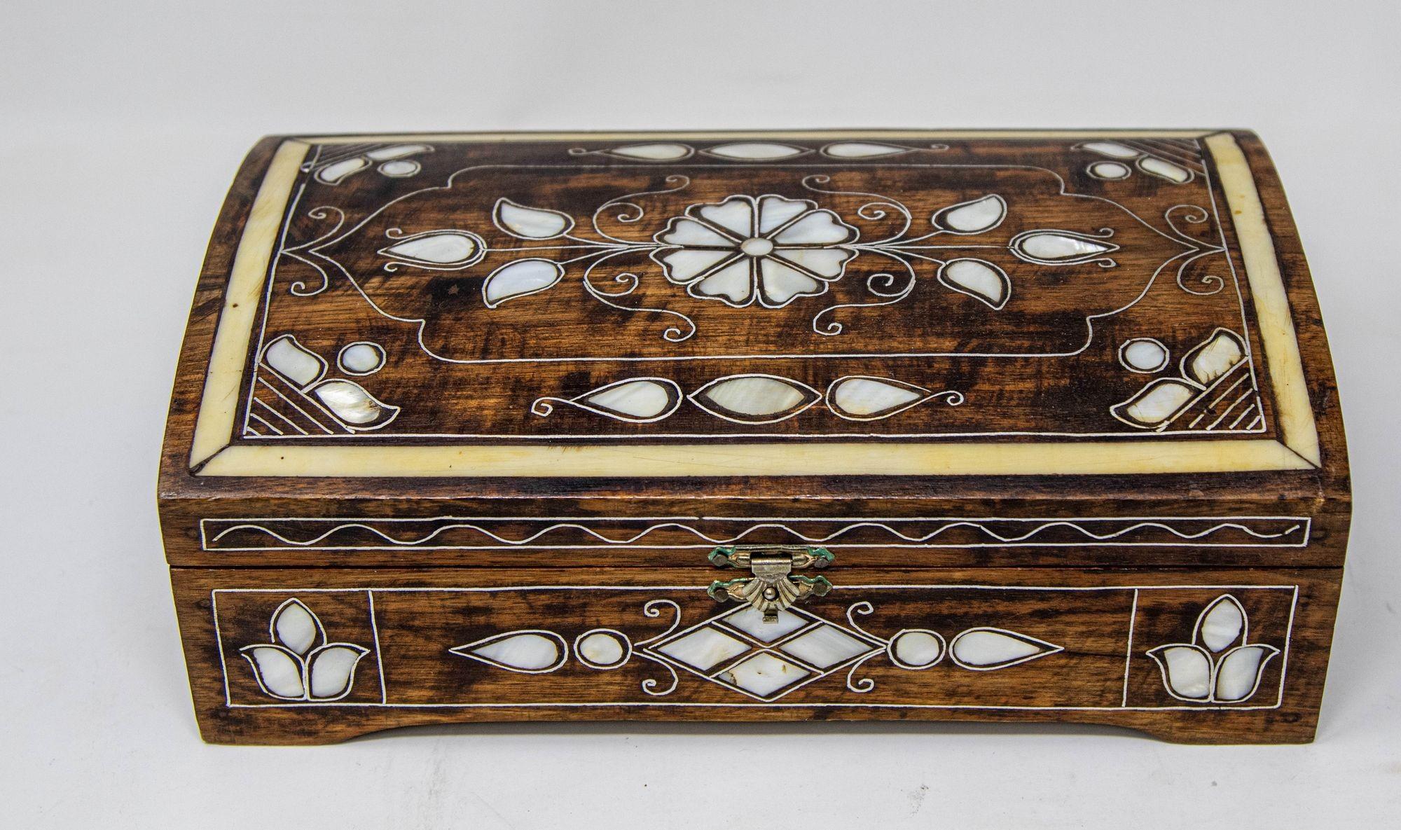 Caja de joyería angloindia con incrustaciones de madreperla.
Caja victoriana angloindia de la década de 1940 con incrustaciones de plata, hueso y nácar.
Elegante caja de baratijas de estilo victoriano con incrustaciones de hueso de la India, de