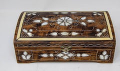 Joyero angloindio con incrustaciones de nácar