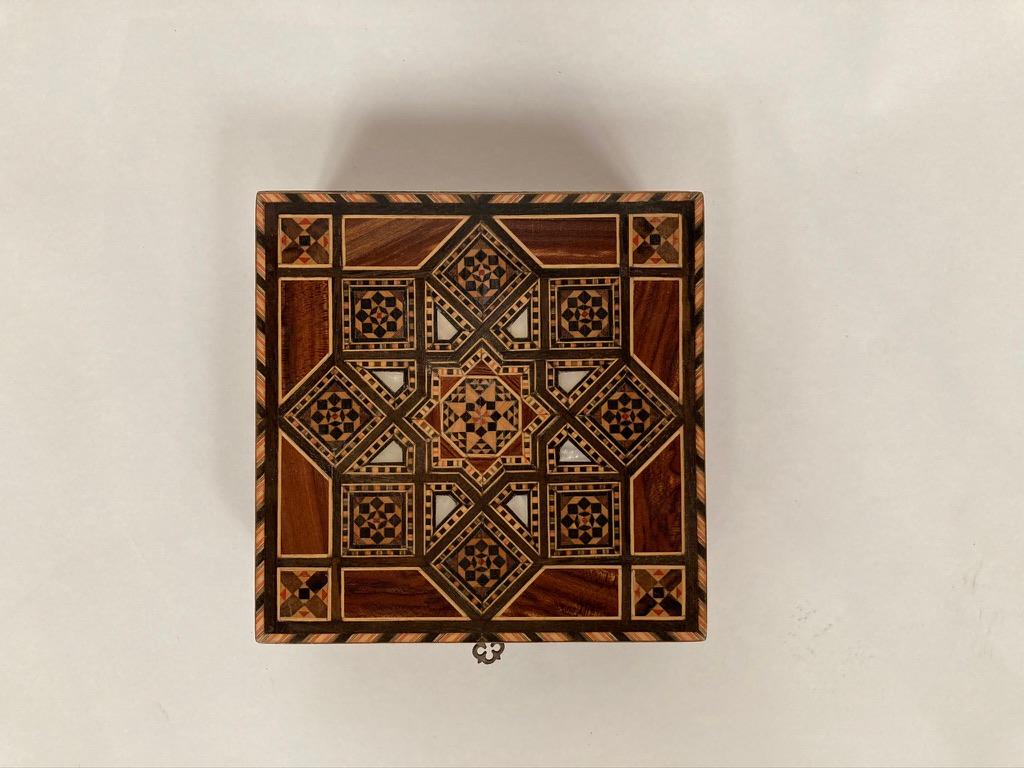Inlay Anglo-Indian Mother of Pearl, Rosewood and Ebony Inlaid Box