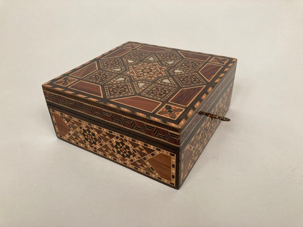Anglo-Indian Mother of Pearl, Rosewood and Ebony Inlaid Box In Good Condition In Stamford, CT