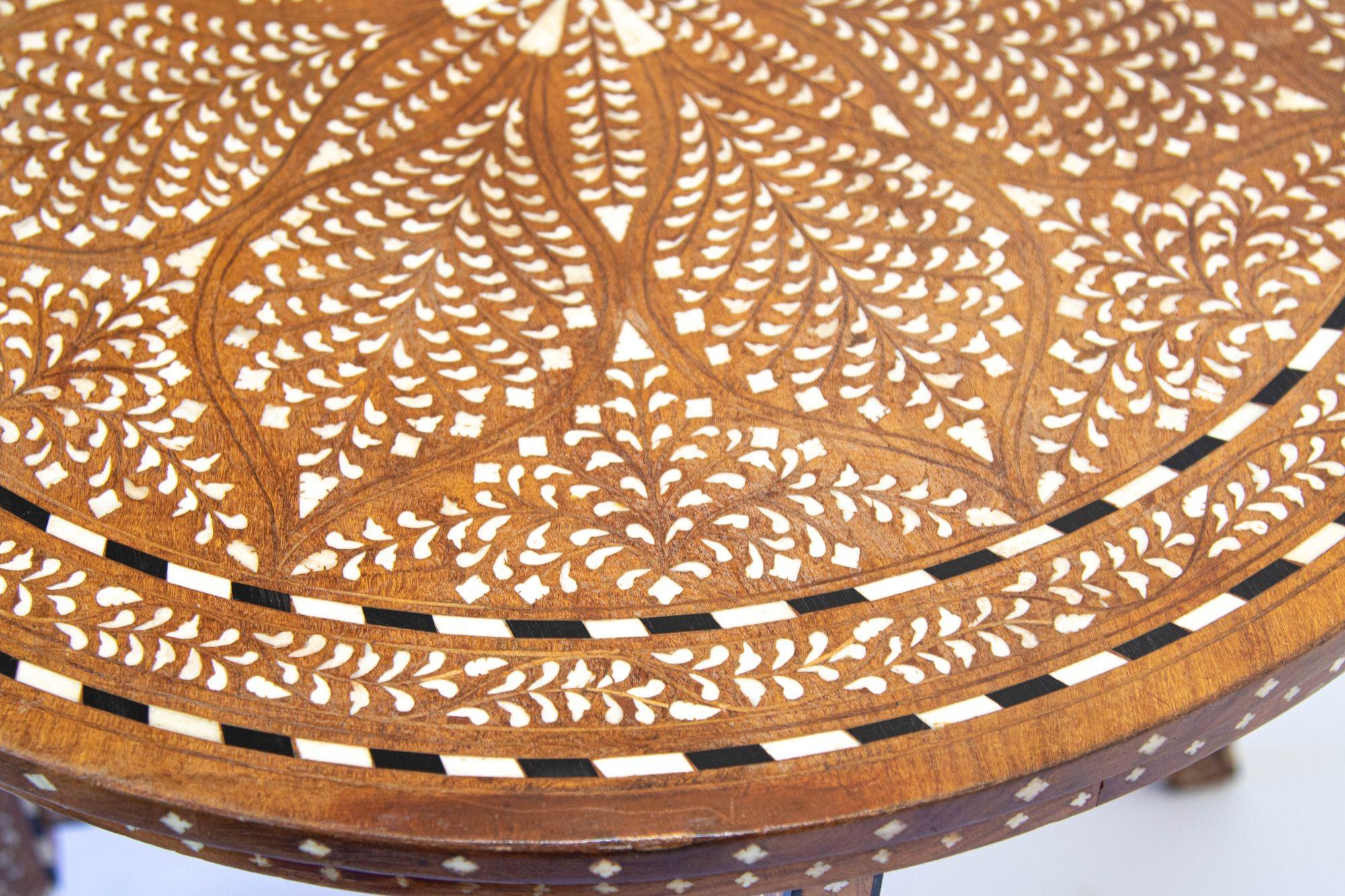 Runder Anglo-indischer Mughal-Beistelltisch aus Teakholz mit Knochenintarsien aus Mughal-Holz im Angebot 10