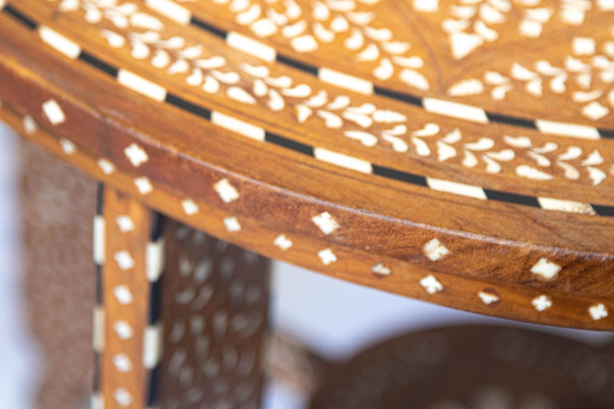 Os Table d'appoint ronde anglo-indienne moghol en bois de teck avec incrustation d'os en vente