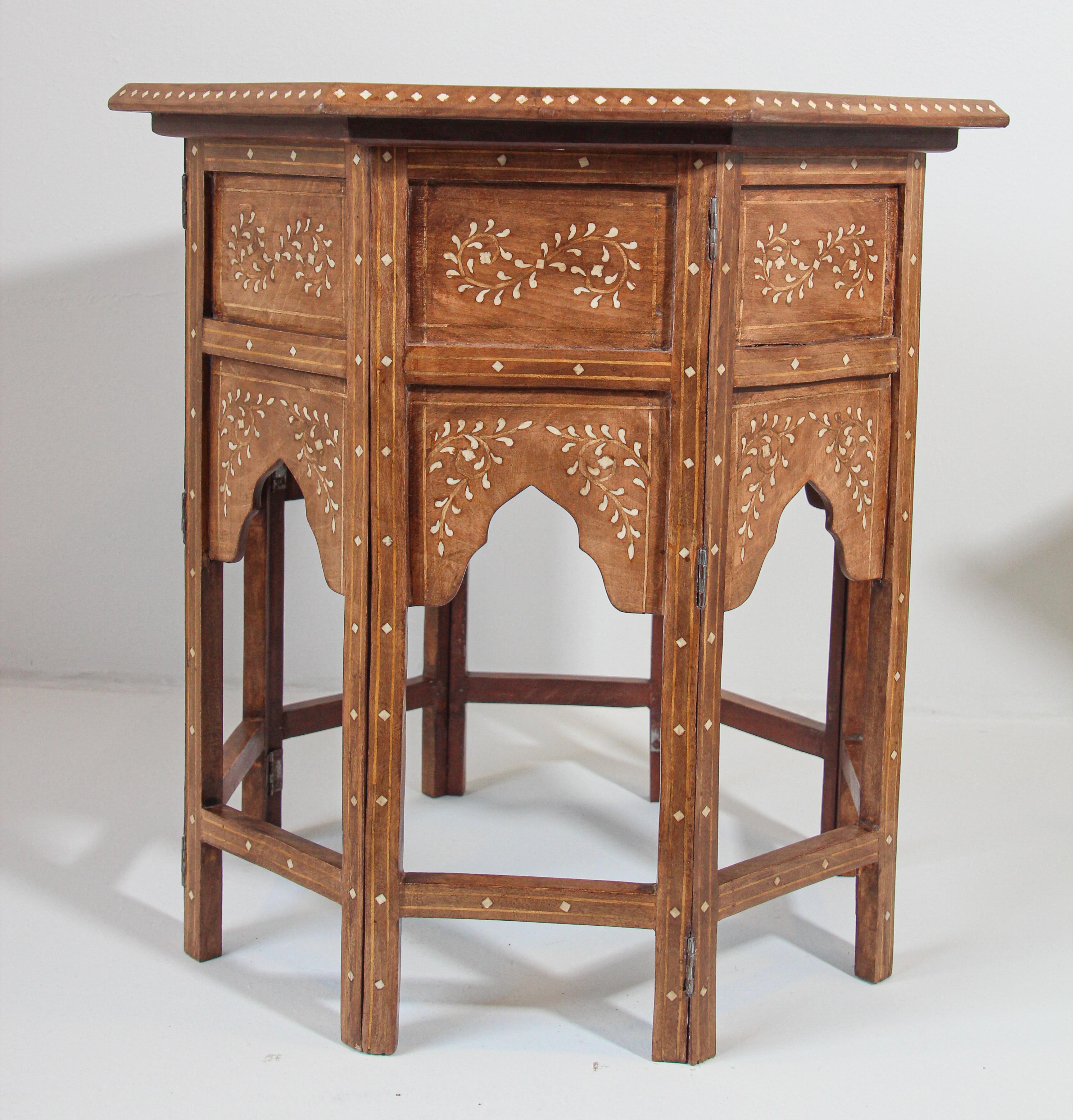 Hand-Carved Anglo-Indian Octagonal Mughal Moorish Chess Game Table with Inlay India