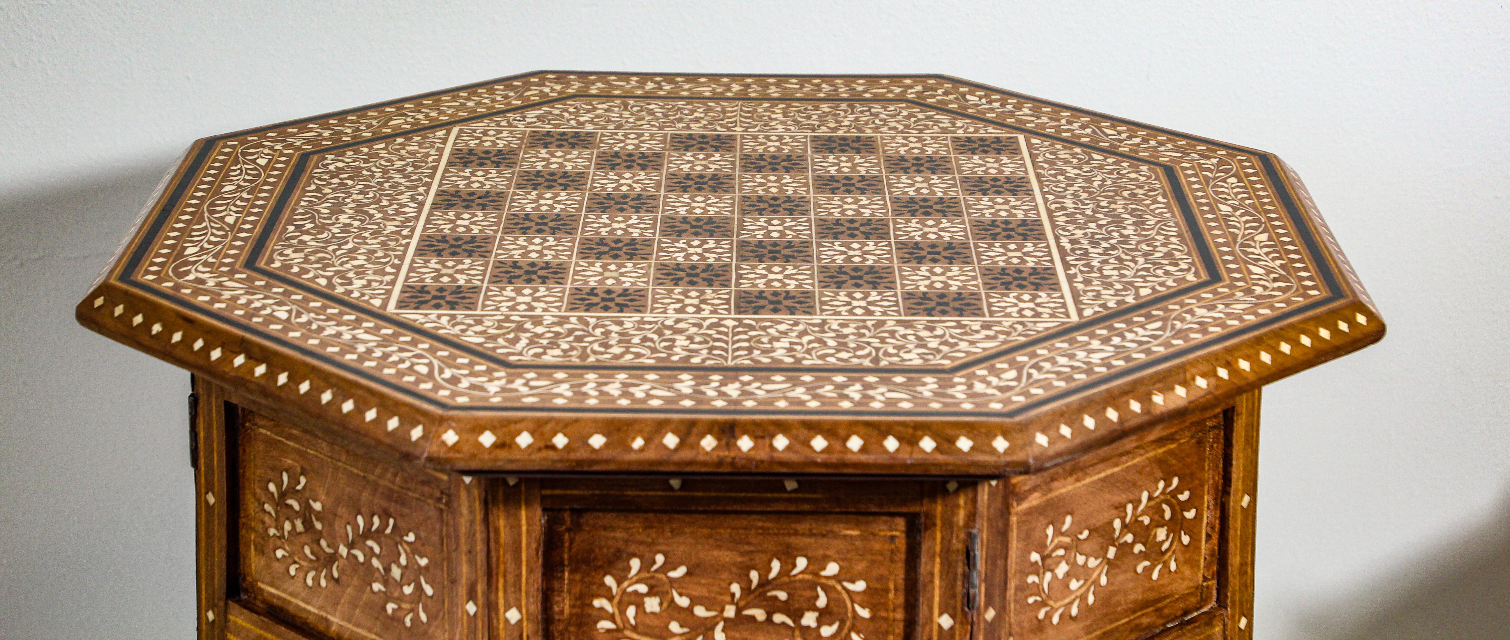 Anglo-Indian Octagonal Mughal Moorish Chess Game Table with Inlay India In Good Condition In North Hollywood, CA