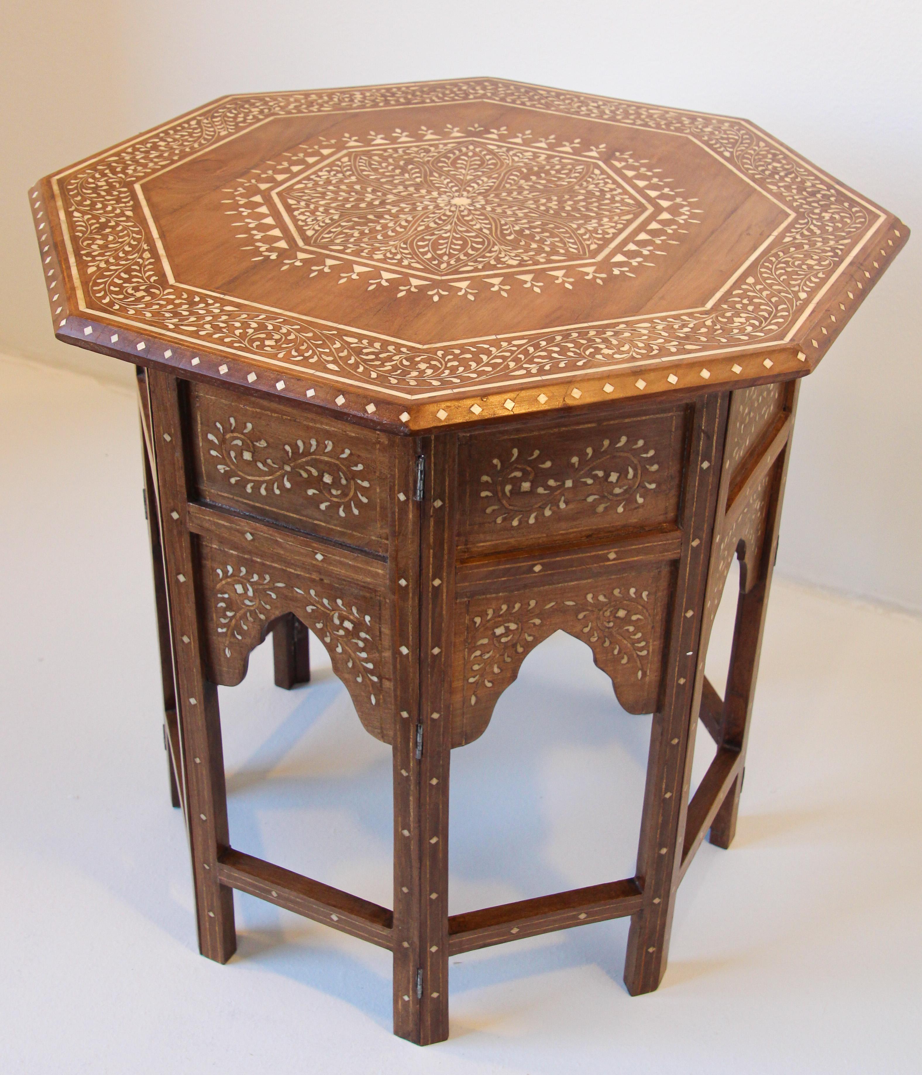 Vintage fine and elegant Anglo Indian folding Moorish Mughal teak octagonal open arches side table.
Large Anglo-Indian wood end table finely carved and inlaid with scrolling details designs with open arch design panels at base.
Mughal Indian