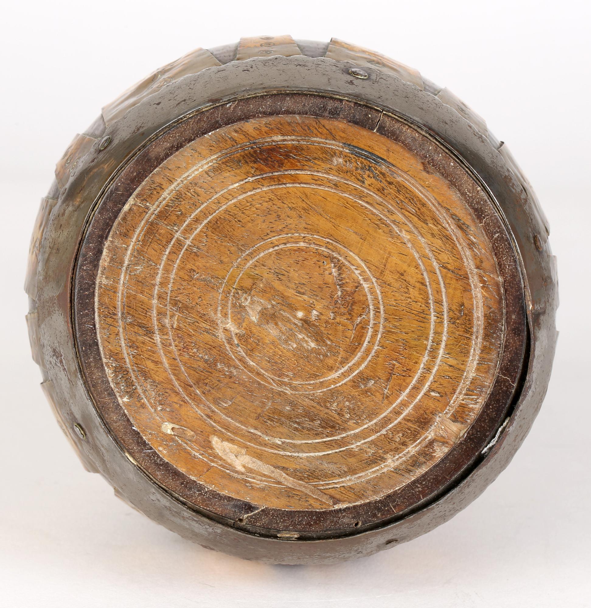 Anglo-indien Vase en bois de noix de coco anglo-indien ou moyen-oriental recouvert de laiton en vente