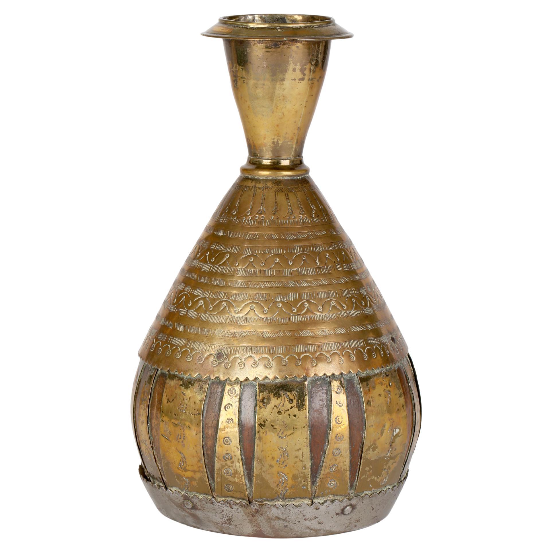 Vaso anglo-indiano o mediorientale in legno di cocco con sovrapposizione di ottone