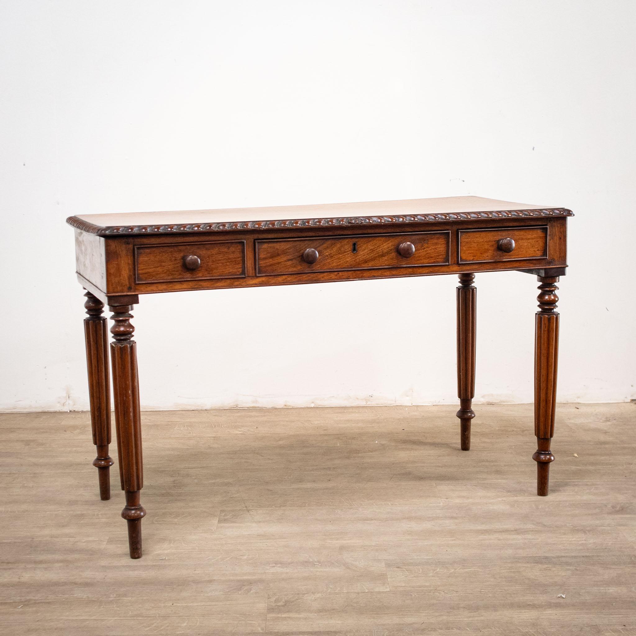 A 19th century Anglo Indian padouk campaign table with detachable legs. The reeded legs are fitted with original long steel screws that firmly attach the legs to the table top.
This fine piece of campaign furniture was skilfully designed in 19th
