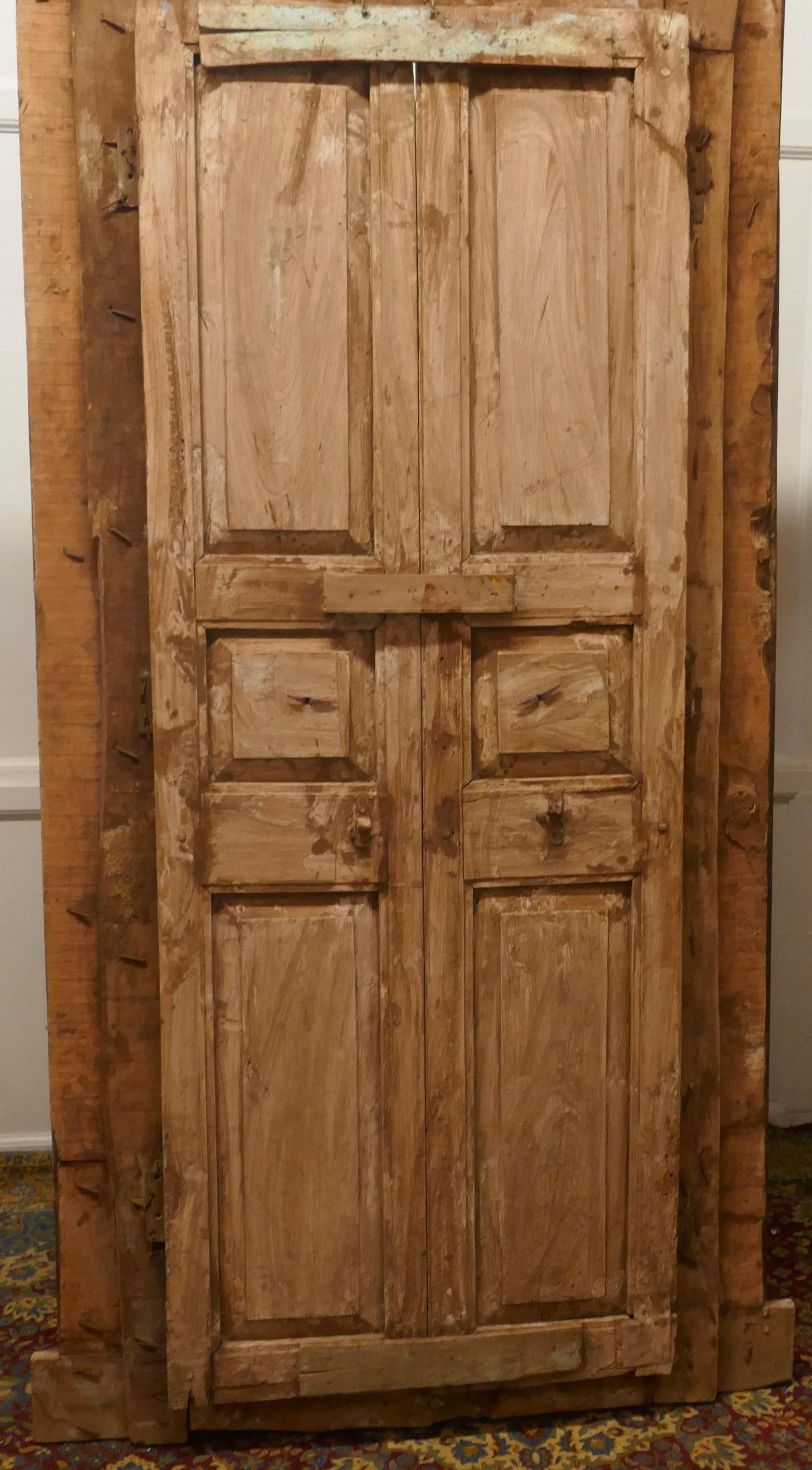 Porte dipinte in stile anglo-indiano con cornice originale, arte da parete in vendita 1