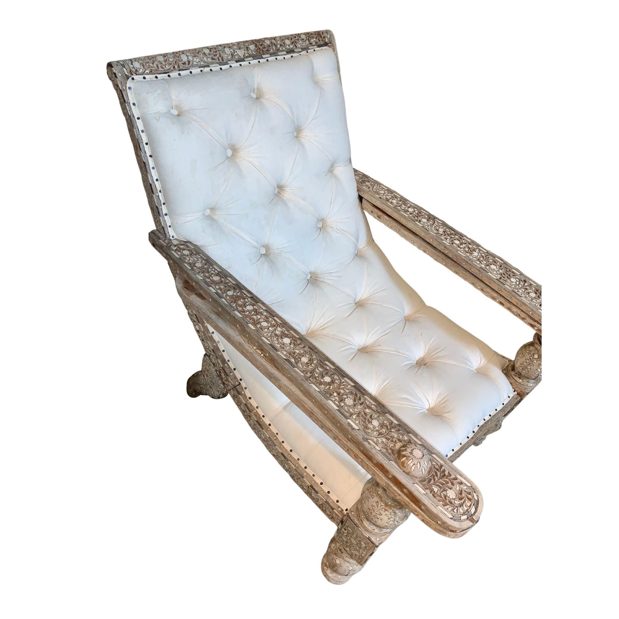 Magnifique fauteuil Plantation anglo-indien avec accoudoirs allongés et incrustation en option.