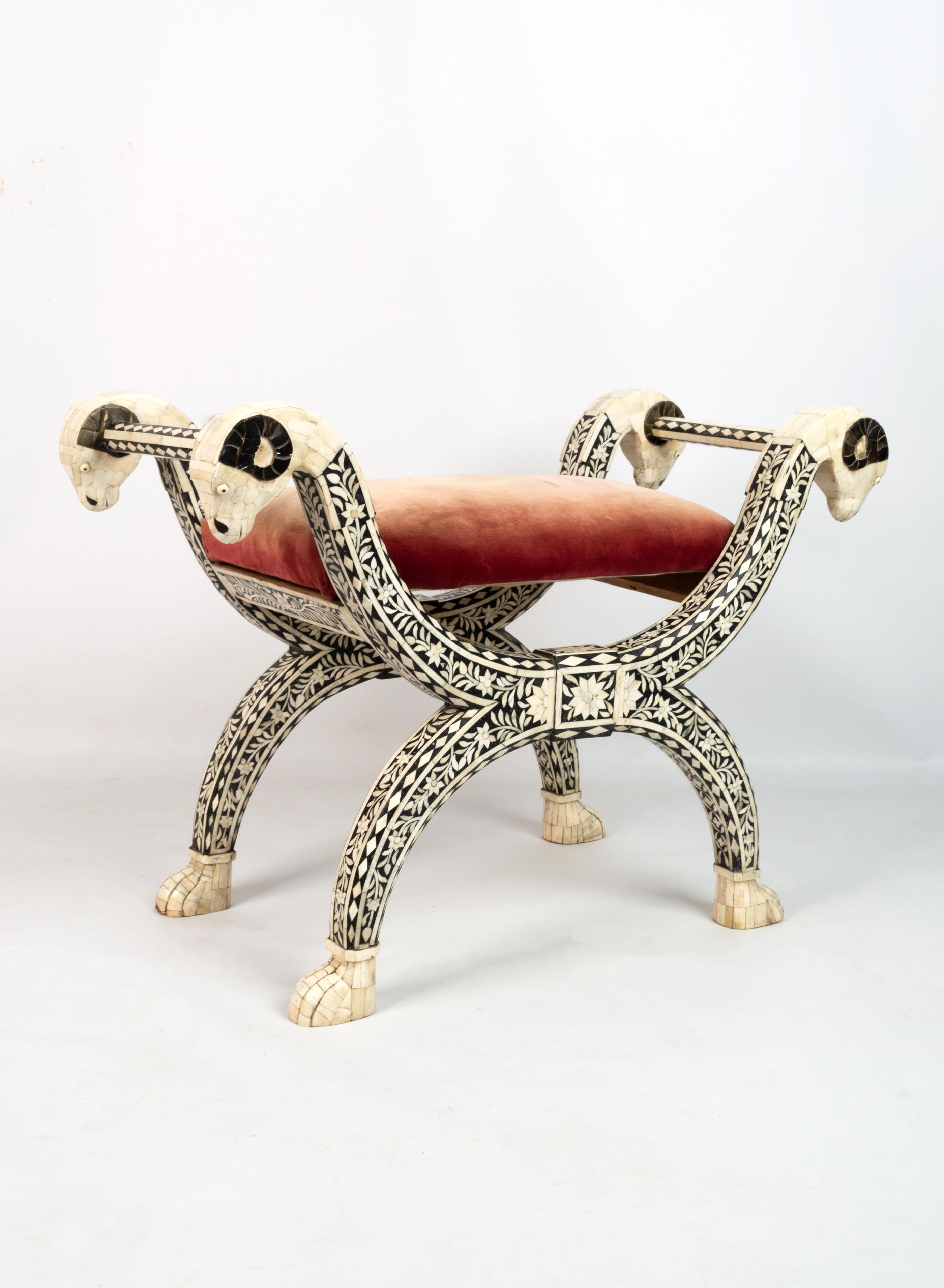 Tabouret rembourré anglo-indien Rajasthani nacre ottoman

Un exemple étonnant. 
En très bon état correspondant à l'âge. Deux petits morceaux d'incrustation manquants. Le siège gagnerait à être récupéré.