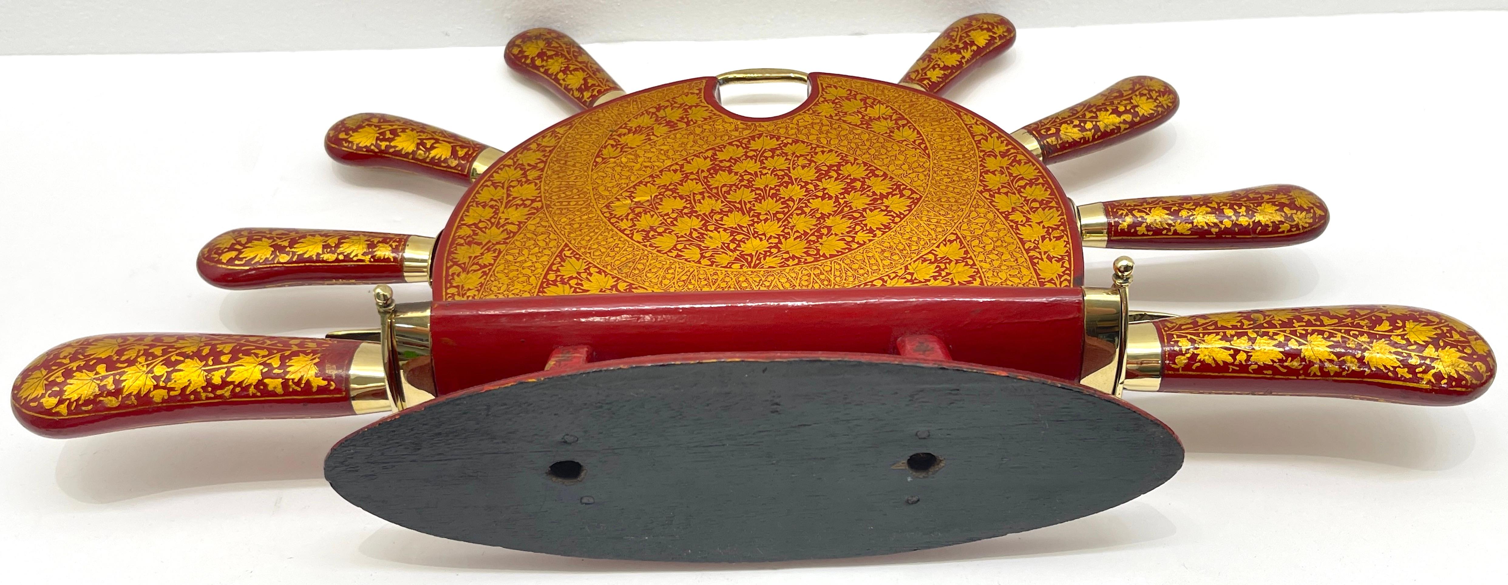 Juego angloindio de laca roja y dorada y talla de latón en venta 3