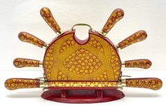 Ensemble de sculpture anglo-indien en laque rouge et dorée et en laiton